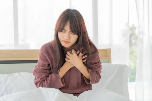 Wanita Asia Yang Cantik Penyakit Jantung Tempat Tidur — Stok Foto