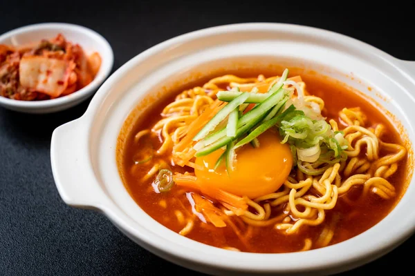 Nouilles Instantanées Épicées Coréennes Avec Oeuf Légumes Kimchi Style Alimentaire — Photo