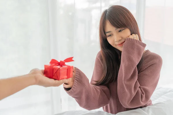 Azji Kobiety Szczęśliwy Otrzymywać Prezent Pudełko Lub Prezent — Zdjęcie stockowe