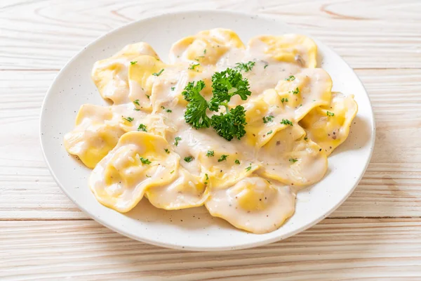 Ravioli Tészta Gombakrém Szósszal Sajttal Olasz Ételstílus — Stock Fotó