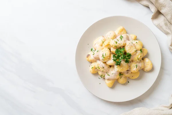 Gnocchi Houbovou Smetanovou Omáčkou Sýrem Italský Jídelní Styl — Stock fotografie