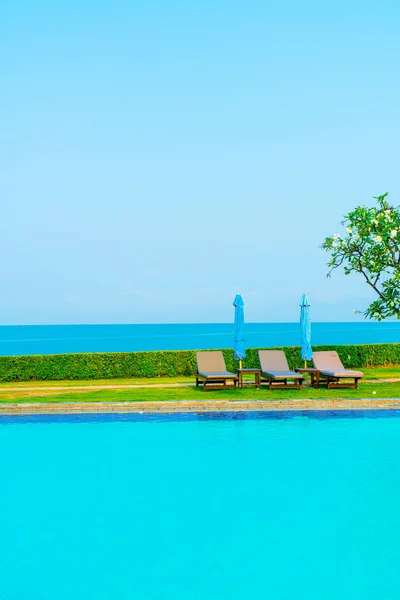 Sedia Piscina Lettino Ombrellone Intorno Alla Piscina Con Fondo Mare — Foto Stock