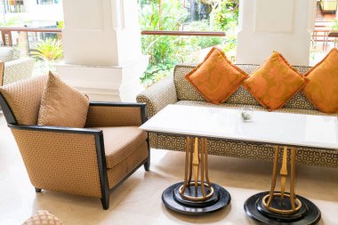 Oda içindeki kanepede güzel yastıklar.