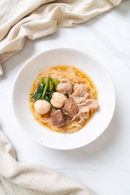 Asya usulü haşlanmış erişte kasesi.