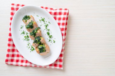 Ispanak ve peynirle doldurulmuş tavuk göğsü