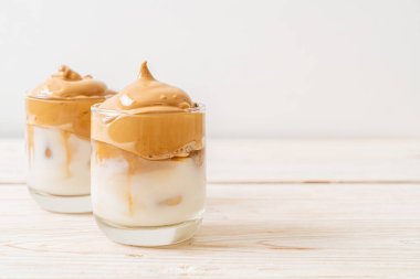 Dalgona kahvesi. Krem şantili buzlu içecek, kahve köpüğü ve süt. Covid-19 şehir karantinası sırasındaki son moda içki, ev konseptinde kalın..