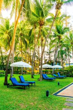 Bahçe arka bahçesinde plaj sandalyesi