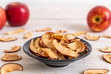 Ahşap arka planda kesilmiş ev yapımı organik elma.