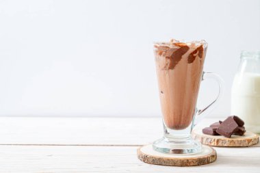 Buzlu çikolatalı milkshake, ahşap arka planda.