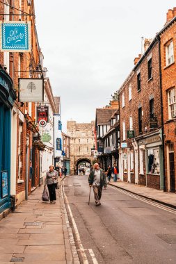 York, Yorkshire, Birleşik Krallık - Sep 3, 2019: Stonegate sokağı York 'un en eski caddelerinden biridir. Stonegate caddesini ziyaret eden ve alışveriş yapan turistler.