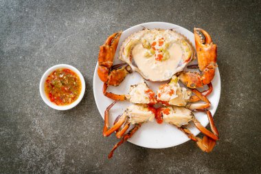Baharatlı deniz ürünleri soslu taze sütle haşlanmış yumurta yengeci.