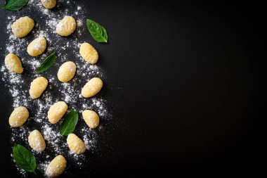 Geleneksel İtalyan gnocchi makarnası - İtalyan yemek tarzı.