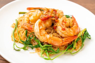 Kızarmış pirinç vermicelli ve karidesli su mimozası.