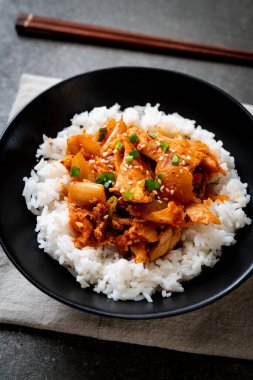 Pirinçli kimchi ve domuz kızartması. Kore usulü.