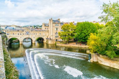İngiltere, Bath 'daki Pulteney Köprüsü Nehri manzarası.