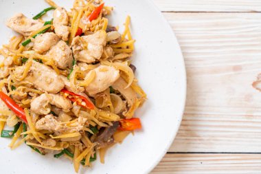 Zencefilli kızarmış tavuk. Asya usulü.