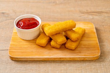 Kızarmış balık kroket ve ketçap.