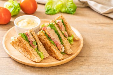 Domates ve marullu ev yapımı ton balıklı sandviç.