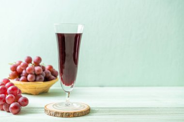 Ahşap zemin üzerinde taze üzüm suyu