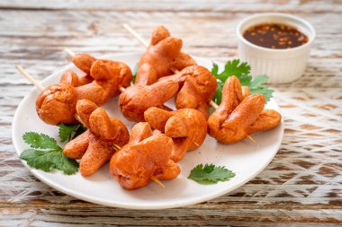 soslu kızarmış sosis şişi.