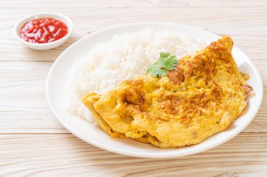 Pirinç ve ketçaplı omlet veya omlet.