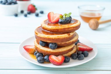 taze yaban mersini, taze çilek ve bal ile sufle gözleme