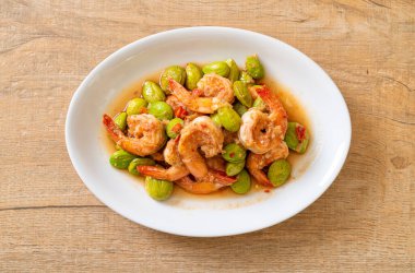 Karışık Kızarmış Fasulye ve Karides Tayland usulü