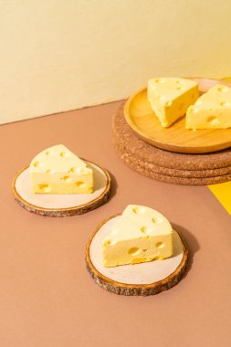 Tahta tabakta Tom & Jerry peynirli keki