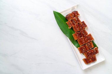 Dilimlenmiş yılan balığı ya da soslu ızgara unagi (Kabayaki) - Japon yemeği tarzı.