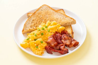 Çırpılmış yumurta, kızarmış ekmek ve kahvaltıda pastırma.