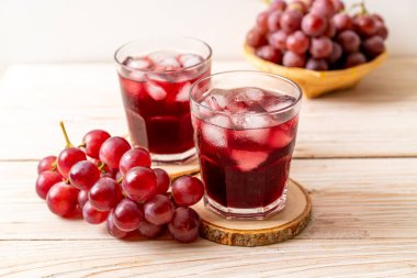 Ahşap zemin üzerinde taze üzüm suyu