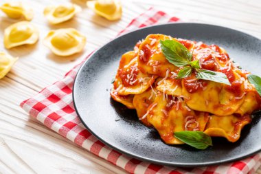 Domates soslu ve fesleğenli İtalyan usulü Ravioli.