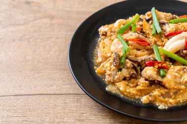 Karıştırılmış kalamar ya da tuzlu yumurtalı ahtapot - Asya deniz ürünleri tarzı