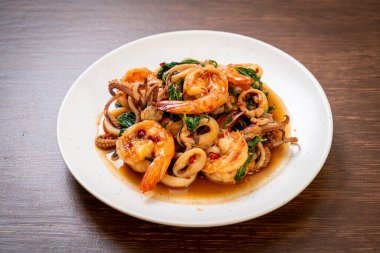 Tayland fesleğenli kızarmış deniz ürünleri (karides ve kalamar) - Asya usulü