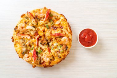 Tahta tepside deniz ürünleri (karides, ahtapot, midye ve yengeç) pizza