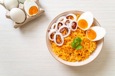 Mürekkep balığı ya da ahtapot kaseli tuzlu erişte.