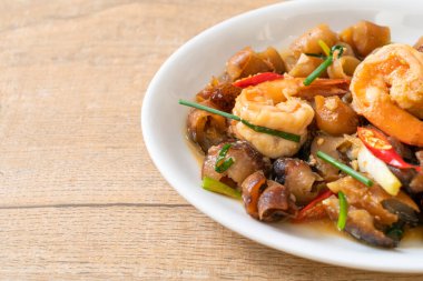 Karidesli haşlanmış deniz hıyarı Asya usulü.