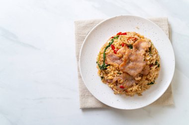 Tayland usulü fesleğenli kızarmış pilav ve domuz eti.