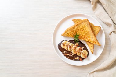 Kahvaltıda muzlu çikolata ve bademli tost.