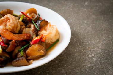 Karidesli haşlanmış deniz hıyarı Asya usulü.