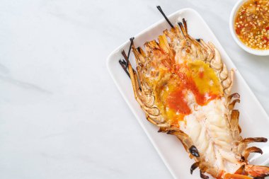 Izgara Taze Dev Nehir Karidesi Baharatlı Deniz Ürünleri Soslu