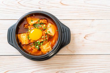  Tofu ve yumurtalı Kimchi Çorbası veya Kore Kimchi Güveci - Kore Yemekleri Geleneksel Tarzı