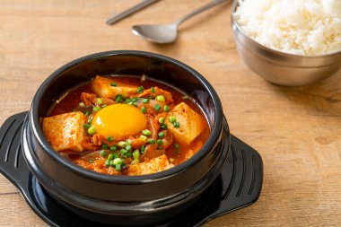  Tofu ve yumurtalı Kimchi Çorbası veya Kore Kimchi Güveci - Kore Yemekleri Geleneksel Tarzı