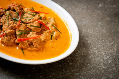 Tayland yemeği seti körili domuz eti Tayland yemeği tarzı.