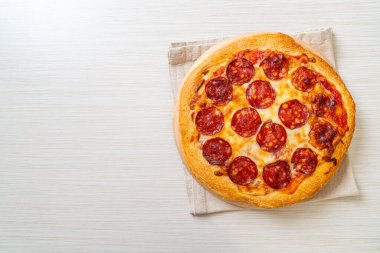 İtalyan usulü odun tepsisinde pepperoni pizza.