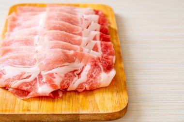 Dilimlenmiş taze domuz filetosu.