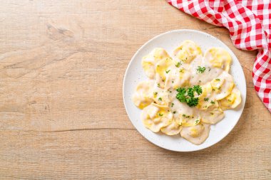 İtalyan usulü mantar soslu ve peynirli ravioli makarnası.