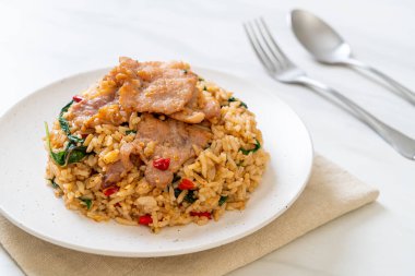 Tayland usulü fesleğenli kızarmış pilav ve domuz eti.