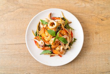 Kızarmış baharatlı deniz yemekleri (Pad Cha Talay) - Tayland yemeği tarzı