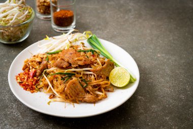 Asya usulü kızarmış pilav ve domuz eti.